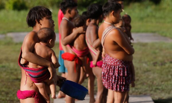 Surucucu (RR), 09/02/2023 - Mulheres e crianças yanomami em Surucucu, na Terra Indígena Yanomami. Foto: Fernando Frazão/Agência Brasil