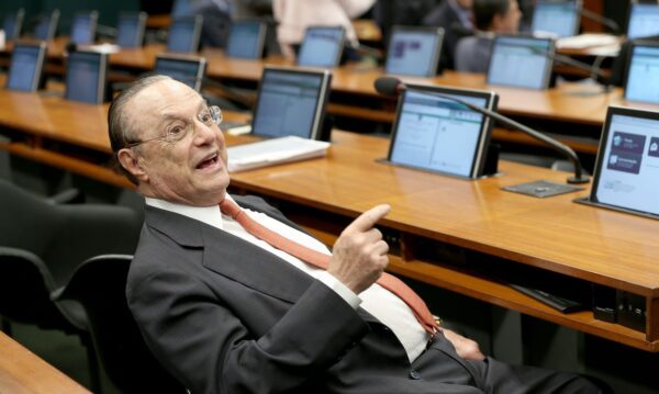 Brasília - Deputado Paulo Maluf durante reunião da CCJ da Câmara. Nesta terça-feira, a Primeira Turma do STF manteve a condenação do parlamentar. A defesa de Maluf vai recorrer ao plenário do STF contra a decisão (Wilson Dias/Agência Brasil