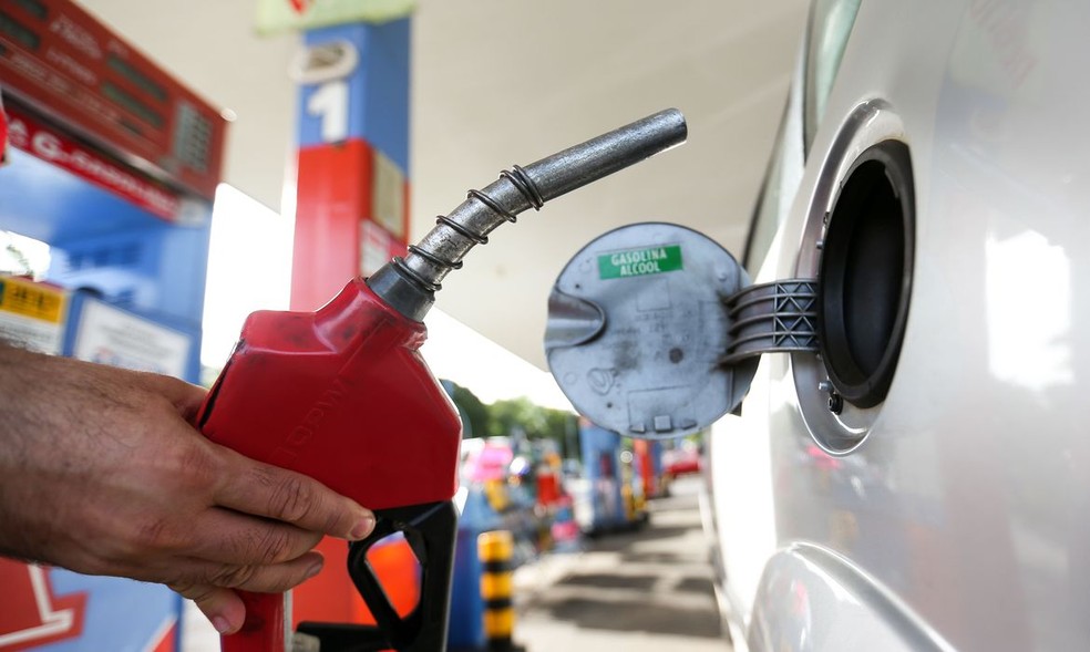 Funcionário de posto abastece carro flex, em imagem de arquivo — Foto: Marcelo Camargo/Agência Brasil