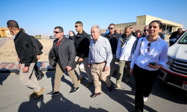Egito, 23-03- 2024.O secretário-geral das Nações Unidas, Antonio Guterres, fala à mídia, depois de visitar a passagem de fronteira de Rafah, entre o Egito e a Faixa de Gaza, enquanto os membros do Crescente Vermelho Egípcio coordenam a ajuda a Gaza, no Aeroporto Al Arish, REUTERS/Mohamed Abd El Gany