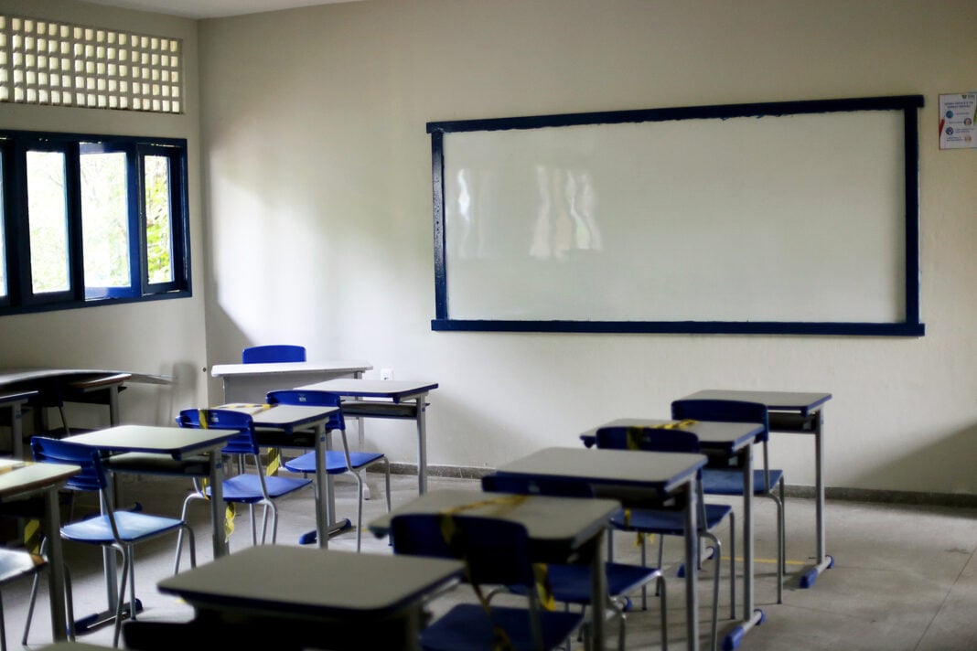 Justificativa do Estado para “atraso” no retorno das aulas é a greve do ano passado, realizada pelos professores. Sinte diz que categoria não pode ser culpada –