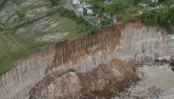 Queda de parte de falésia em Tabatinga aconteceu na terça-feira (26) — Foto: Reprodução/Inter TV Cabugi