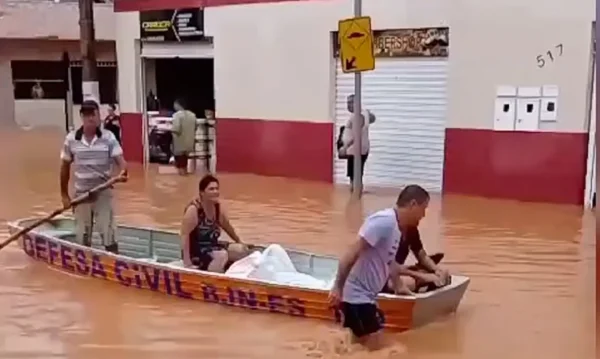 Espirito Santo-ES 23-03-2024 Carros foram arrastados e mais de 100 ficam desabrigados após chuvas no ES. Foto reprodução de vídeo.