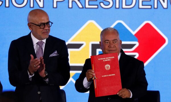 Elvis Amoroso, chefe do Conselho Nacional Eleitoral da Venezuela, mostra proposta de acordo de calendário eleitoral para as eleições presidenciais do país assinado por organizações políticas, setores empresariais, religiosos e movimentos sociais, no CNE, em Caracas
01/03/2024
REUTERS/Leonardo Fernandez Viloria