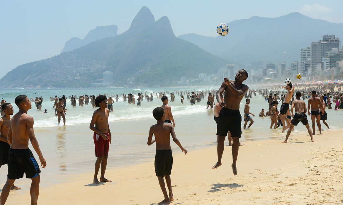 Rio de Janeiro (RJ), 15/11/2023 – Cariocas e turistas lotam praia de Ipanema, na zona sul, em dia de forte calor no Rio de Janeiro. Foto: Tomaz Silva/Agência Brasil