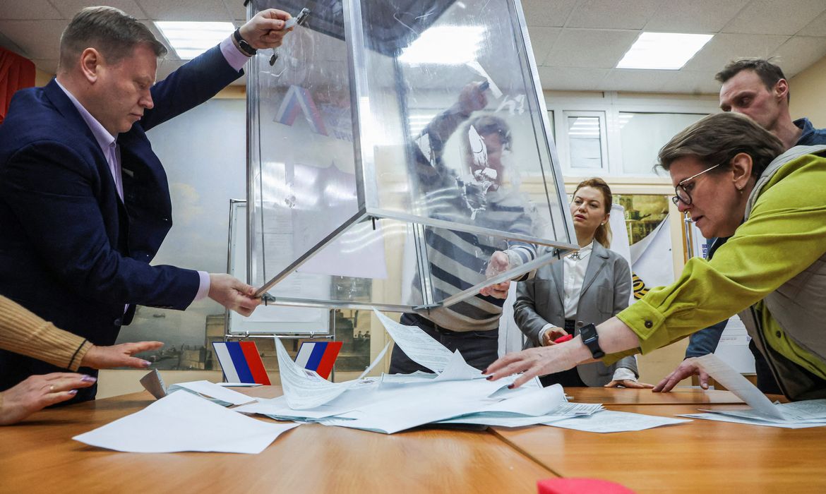 Members of an electoral commission empty a ballot box, after polling stations closed on the final day of the presidential election in Saint Petersburg, Russia, March 17, 2024. REUTERS/Anton Vaganov