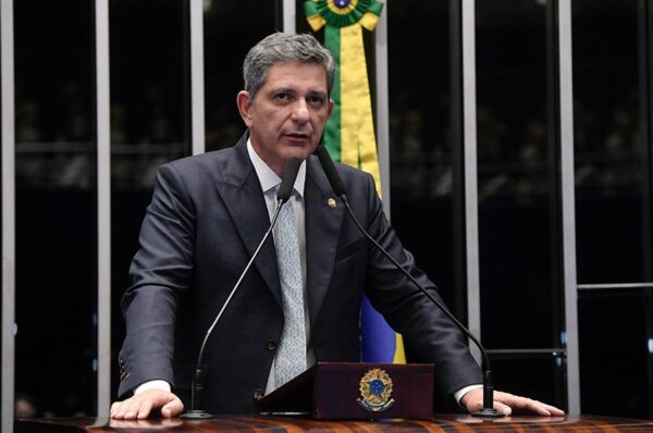 Em discurso, à tribuna, senador Rogério Carvalho (PT-SE).