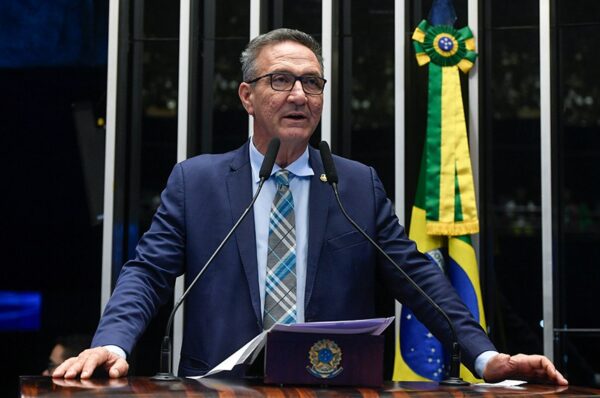 Em discurso, à tribuna, senador Lucas Barreto (PSD-AP).