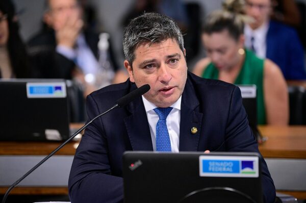 Em pronunciamento, à bancada, senador Carlos Portinho (PL-RJ).