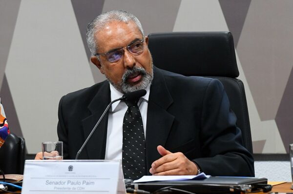Mesa:
presidente da CDH, senador Paulo Paim (PT-RS) - em pronunciamento.