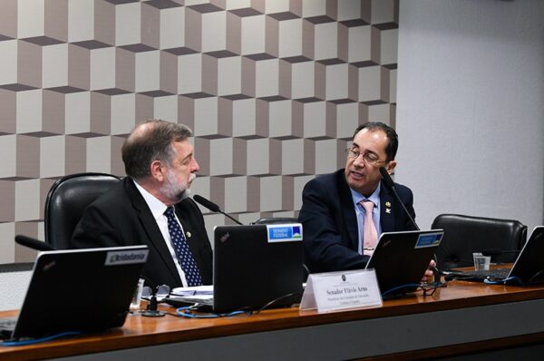 Mesa:
presidente da CE, senador Flávio Arns (PSB-PR);
senador Jorge Kajuru (PSB-GO).