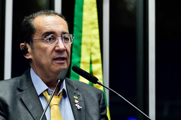 À tribuna, em discurso, senador Jorge Kajuru (PSB-GO).
