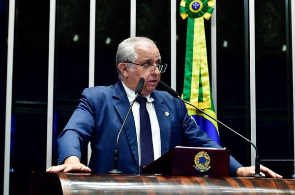 À tribuna, em discurso, senador Izalci Lucas (PSDB-DF).