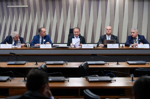Mesa:
consultor Tributário do município de Parauapebas (PA), Carlos Alberto Pereira;
diretor de Geologia e Produção Mineral do Ministério de Minas e Energia (MME), José Ubaldino de Lima;
presidente eventual da CI, senador Zequinha Marinho (Podemos-PA);
assessor da Diretoria Colegiada da Agência Nacional de Mineração (ANM), Luís Mauro Gomes Ferreira;
diretor de Relações Institucionais do Instituto Brasileiro da Mineração (Ibram), Rinaldo Mancin.