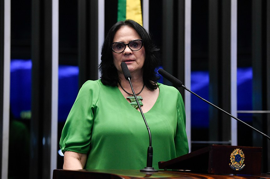À tribuna, em discurso, senadora Damares Alves (Republicanos-DF).