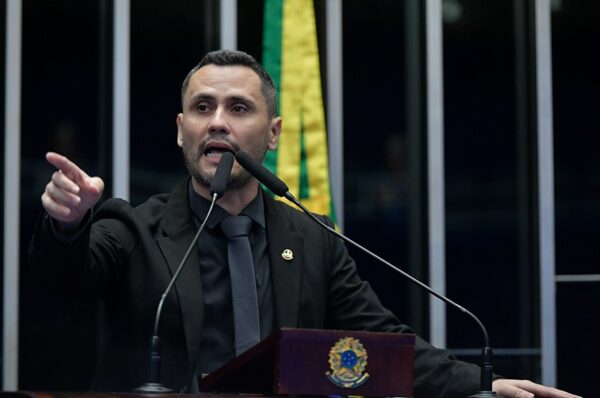 À tribuna, em discurso, senador Cleitinho (Republicanos-MG).
