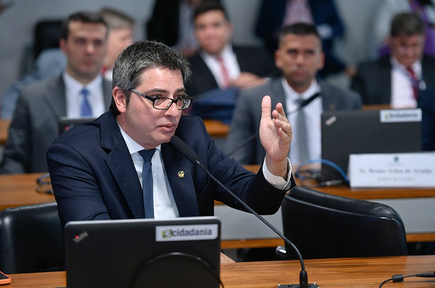 Em pronunciamento, à bancada, senador Carlos Portinho (PL-RJ).