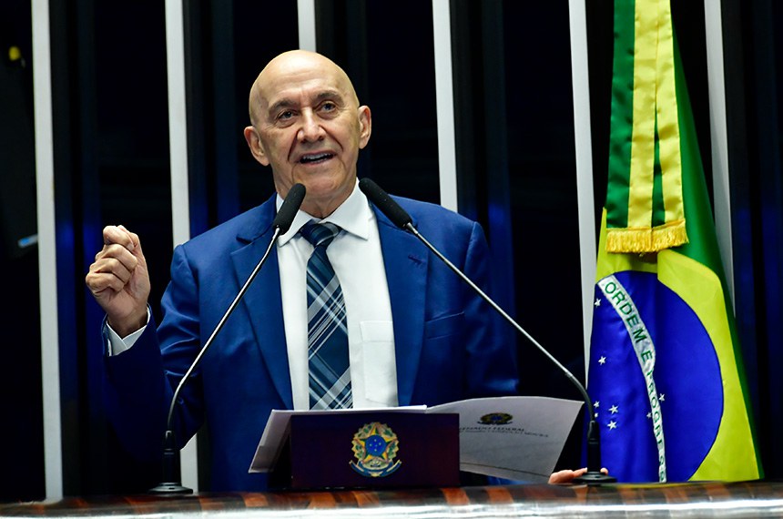Em discurso, à tribuna, senador Confúcio Moura (MDB-RO).