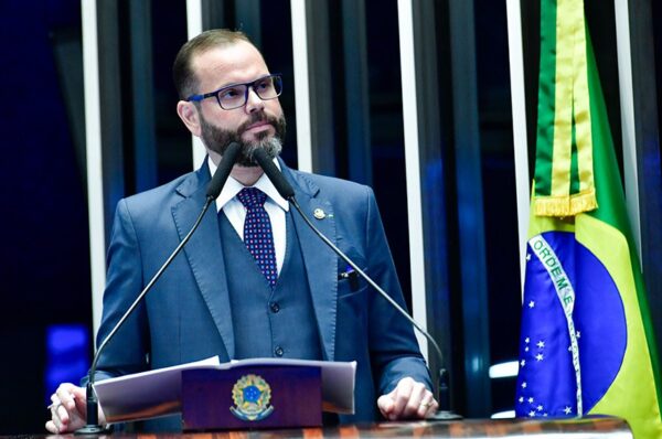 Em discurso, à tribuna, senador Jorge Seif (PL-SC).