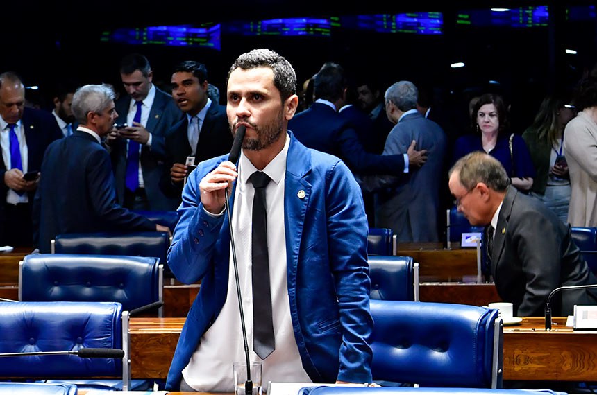 Em pronunciamento, à bancada, senador Cleitinho (Republicanos-MG).
