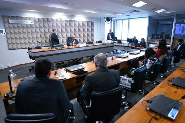 À mesa, presidente da CDH, senador Paulo Paim (PT-RS), conduz audiência.