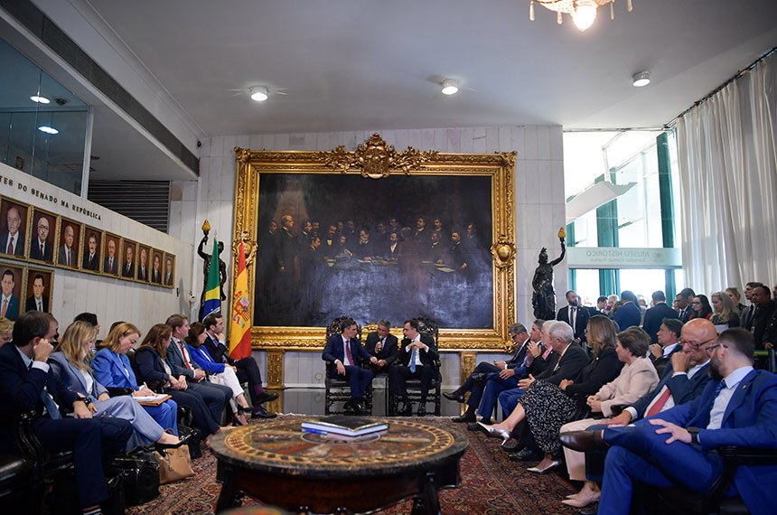 Participam:
presidente do Governo da Espanha, Pedro Sánchez;
tradutor;
presidente do Senado Federal, senador Rodrigo Pacheco (PSD-MG);
senador Rogério Carvalho (PT-SE);
senador Efraim Filho (União-PB);
senador Jaques Wagner (PT-BA);
senador Astronauta Marcos Pontes (PL-SP);
senadora Leila Barros (PDT-DF);
senadora Tereza Cristina (PP-MS);
senador Esperidião Amin (PP-SC);
senador Jorge Seif (PL-SC);
senador Randolfe Rodrigues (sem partido-AP);
senadora Teresa Leitão (PT-PE).
