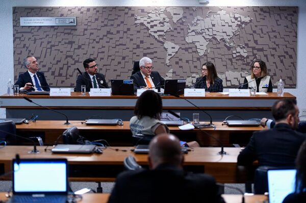 Mesa:
pesquisador em Saúde Pública da Fundação Oswaldo Cruz (Fiocruz), Luciano Andrade Moreira;
coordenador-geral de Ciências da Saúde, Biotecnológicas e Agrárias do Ministério da Ciência, Tecnologia e Inovação (MCTI), Thiago de Mello Moraes;
presidente eventual da CCT,  senador Astronauta Marcos Pontes (PL-SP);
diretora-geral da Oxitec do Brasil, Natalia Verza Ferreira;
coordenadora-geral de Vigilância de Arboviroses do Ministério da Saúde (MS), Livia Carla Vinhal Frutuoso.