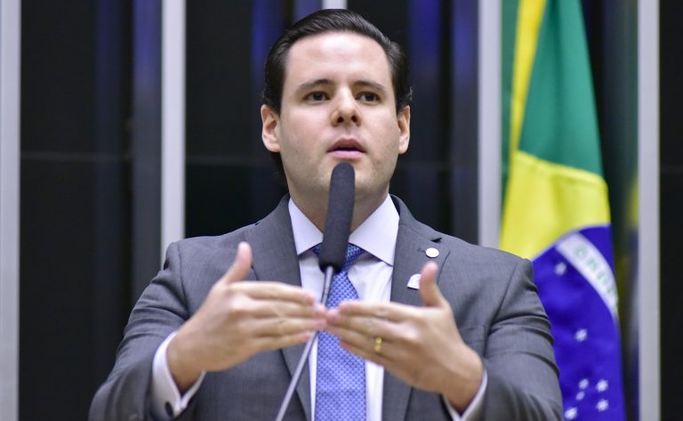 Rodrigo Valadares discursa na tribuna do Plenário