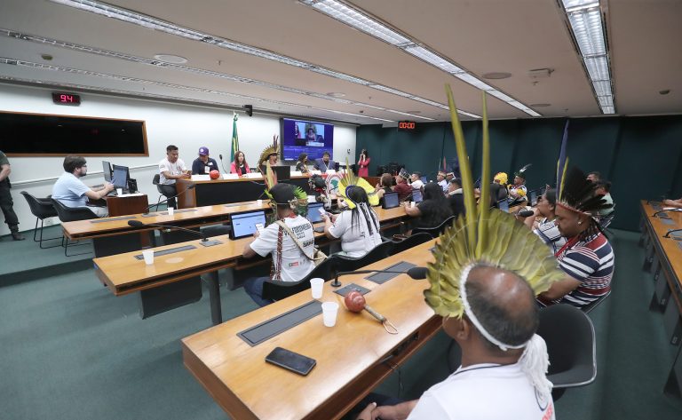 Imagem de uma reunião da Comissão da Amazônia realizada em 2023