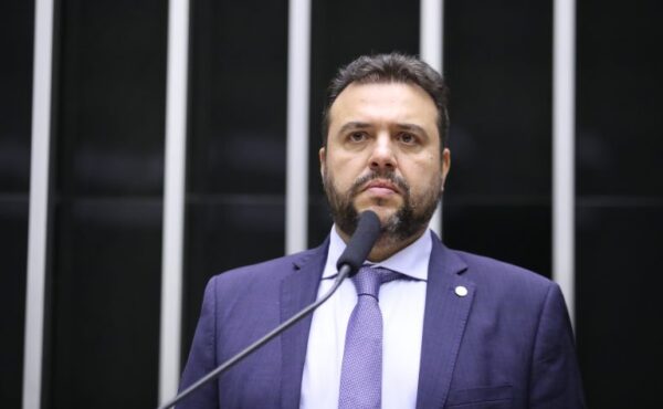 Felipe Saliba discursa na tribuna do Plenário