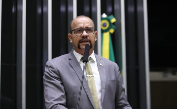 Sargento Gonçalves discursa na tribuna do Plenário