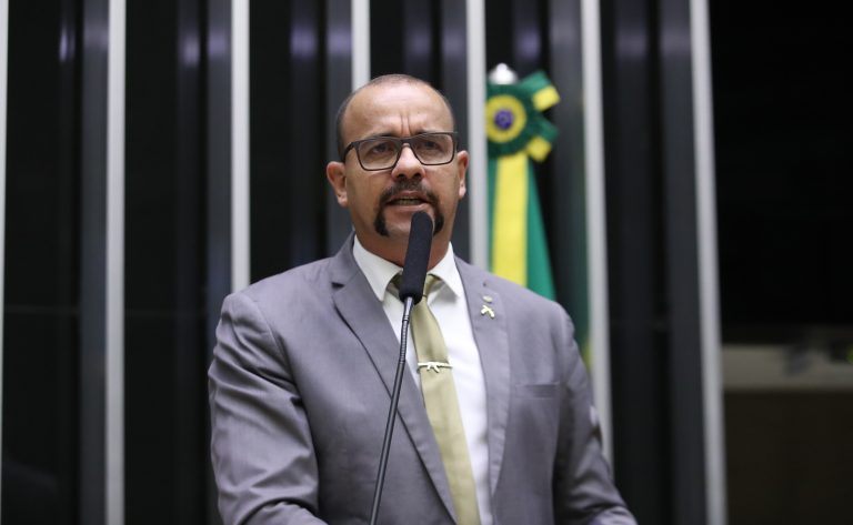 Sargento Gonçalves discursa na tribuna do Plenário