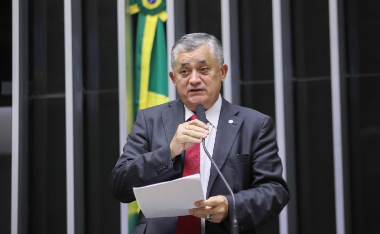 Deputado José Guimarães fala ao microfone