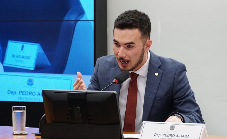 Pedro Aihara fala durante reunião de comissão