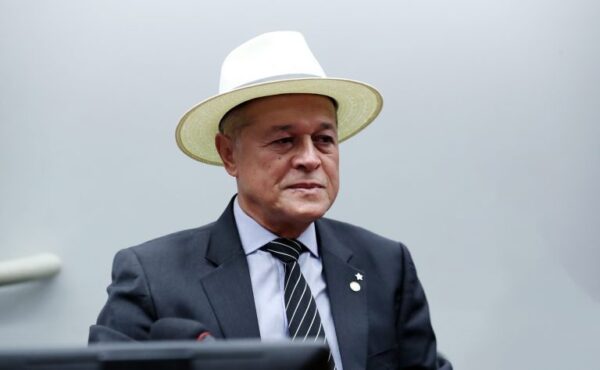 Deputado Joseildo Ramos fala ao microfone