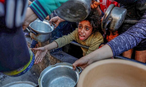 Palestinos esperam para receber comida durante o mês sagrado de jejum muçulmano do Ramadã em Rafah, sul da Faixa de Gaza
13/03/2024
REUTERS/Mohammed Salem