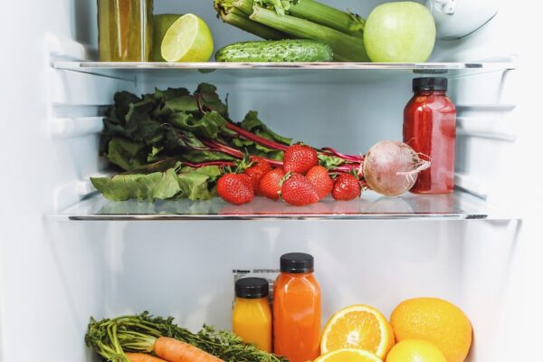 Imagem de uma prateleira de geladeira com alimentos. — Foto: Polina Tankilevitch/Pexels