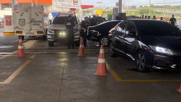 Cerco policial aconteceu em posto de combustíveis na Grande Natal — Foto: Francielly Medeiros/Inter TV Cabugi