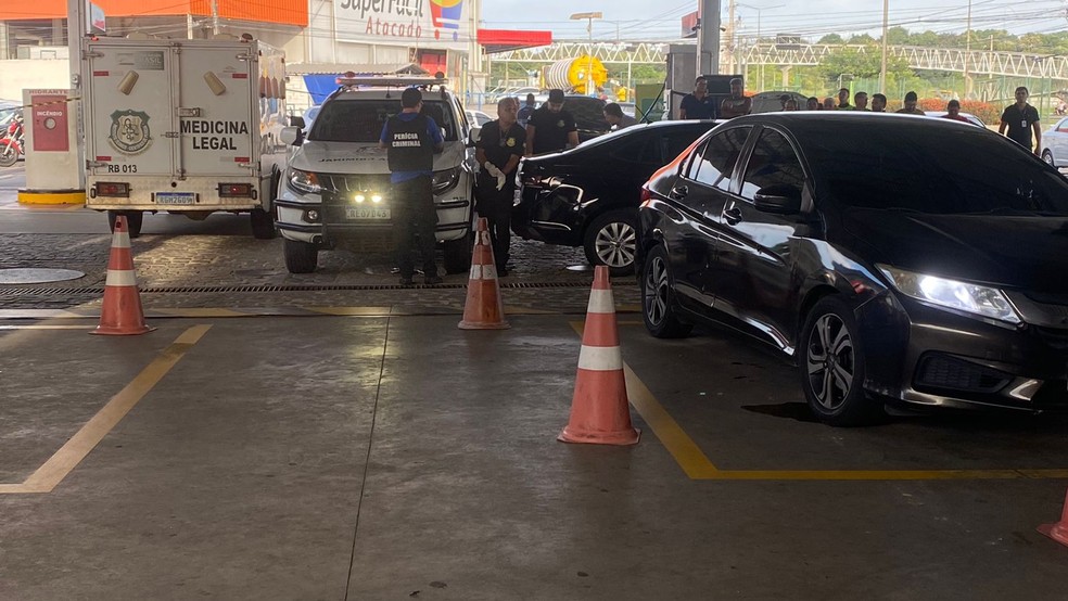 Cerco policial aconteceu em posto de combustíveis na Grande Natal — Foto: Francielly Medeiros/Inter TV Cabugi