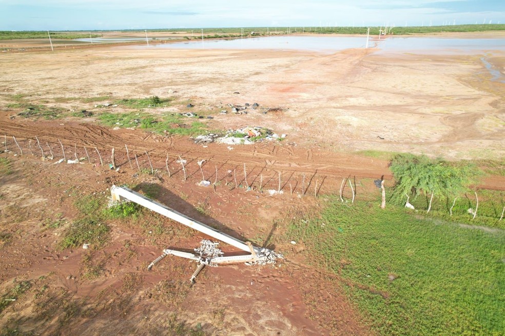 Poste derrubado por criminosos durante furto de cabos de energia no interior do RN — Foto: Neoenergia Cosern/Divulgação