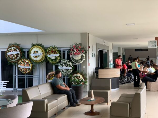 Amigos e familiares se despedem de Joana Neves durante velório em Natal — Foto: Gustavo Brendo/Inter TV Cabugi