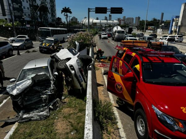 Carros batem na marginal da BR-101 em Natal e motorista fica presa às ferragens — Foto: Emerson Medeiros/Inter TV Cabugi