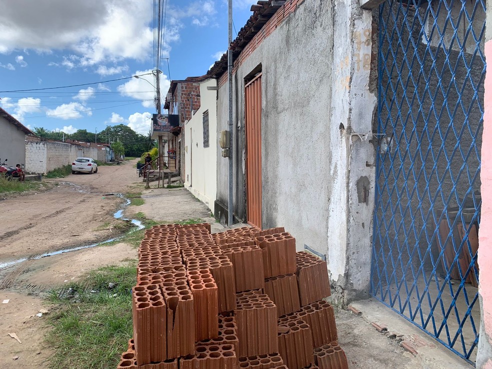 Corpo foi encontrado enterrado em casa que estava sendo reformada na Zona Norte de Natal — Foto: Gustavo Brendo/Inter TV Cabugi