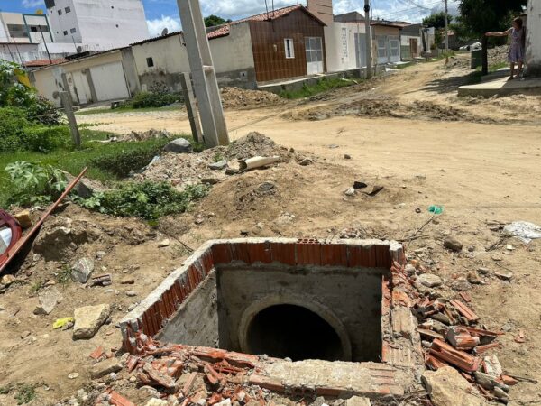 Vala aberta na qual a vaca caiu em rua em Caicó — Foto: Cardoso Silva/Inter TV Costa Branca