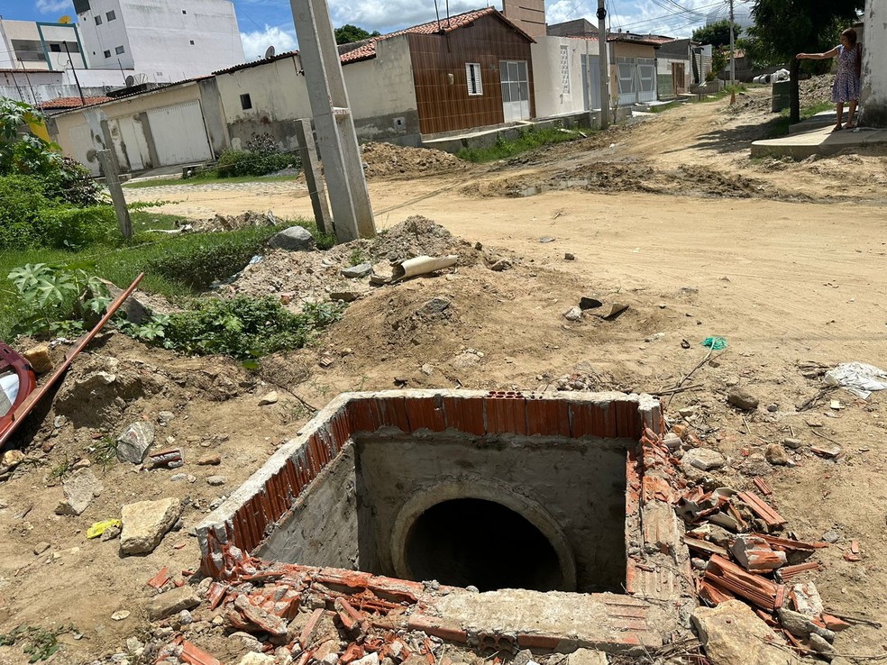 Vala aberta na qual a vaca caiu em rua em Caicó — Foto: Cardoso Silva/Inter TV Costa Branca