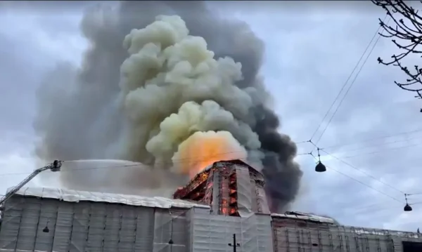 16/04/2024 - A antiga Bolsa de Valores é um edifício do século XVII, os media dinamarqueses já lhe chamam o “momento Notre Dame” da Dinamarca, numa comparação com o incêndio que destruiu o emblemático edifício de Paris, fez na segunda-feira cinco anos.
O fogo já provocou a queda da torre do edifício, enquanto os bombeiros dinamarqueses tentam extinguir o incêndio. As autoridades isolaram uma vasta área onde se situa a antiga Bolsa de Valores, no centro da cidade de Copenhaga.
A antiga Bolsa de Valores é um edifício do século XVII, os media dinamarqueses já lhe chamam o “momento Notre Dame” da Dinamarca, numa comparação com o incêndio que destruiu o emblemático edifício de Paris, fez na segunda-feira cinco anos.O fogo já provocou a queda da torre do edifício, enquanto os bombeiros dinamarqueses tentam extinguir o incêndio. As autoridades isolaram uma vasta área onde se situa a antiga Bolsa de Valores, no centro da cidade de Copenhage
Frame Reuters