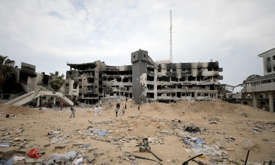 Hospital Al Shifa de Gaza após invasão israelense
8/4/2024    REUTERS/Dawoud Abu Alkas