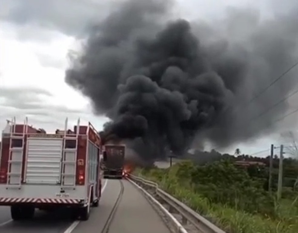 Incêndio em carreta na BR-304, em Macaíba, na Grande Natal — Foto: Reprodução
