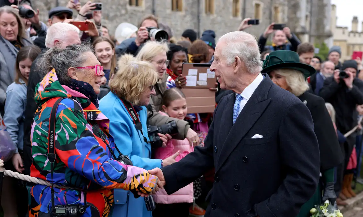 Rei Charles após cerimônia de Páscoa no Castelo de Windsor
31/3/2024   REUTERS/Hollie Adams