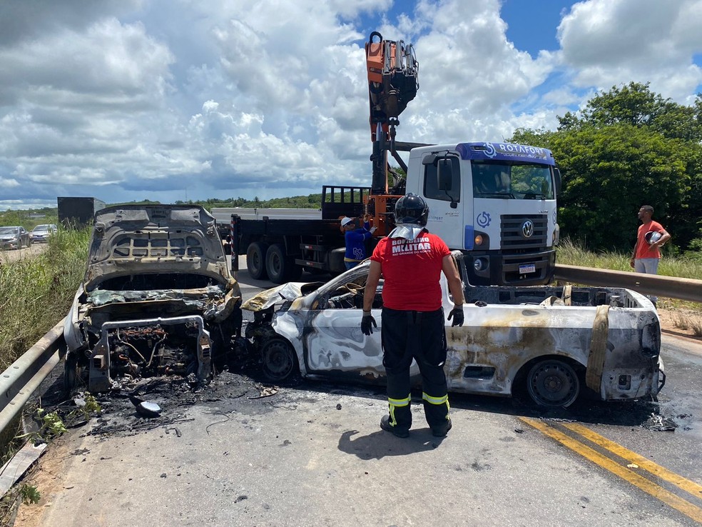 Carros batem de frente e são destruídos por incêndio na Grande Natal — Foto: Pedro Trindade/Inter TV Cabugi